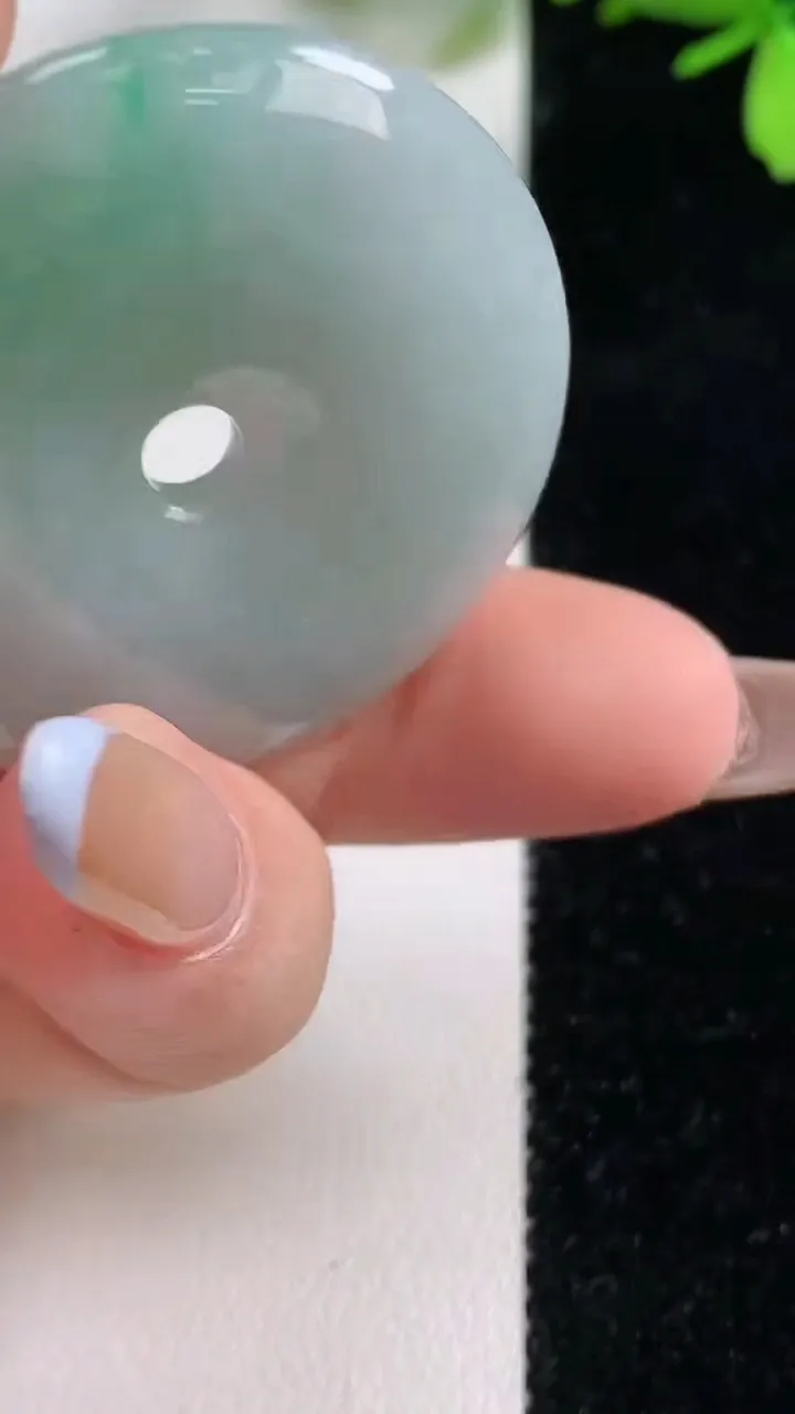 天然A货翡翠平安扣吊坠，尺寸38.2-8.2，重:24.23g
11月4日