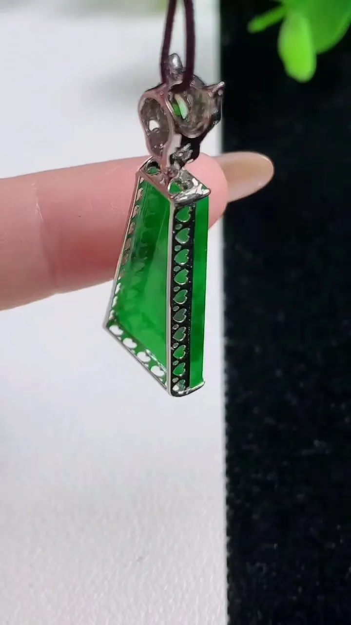 天然A货翡翠无事牌吊坠，尺寸24.6-11.7-4.5，重量:4.00g
11月4日