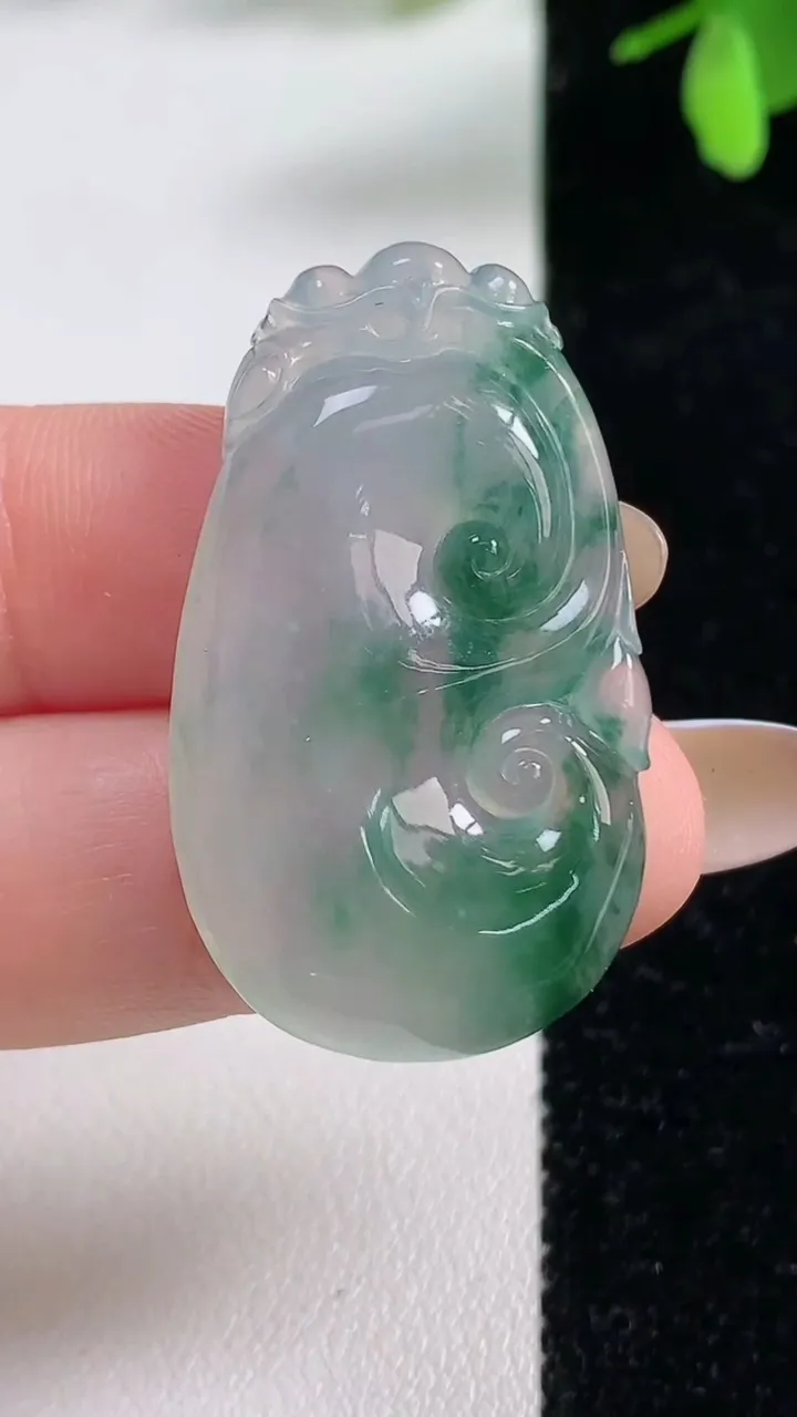 天然A货翡翠种飘花如意吊坠，尺寸36.8-21.3-5.2，重量:8.17g
11月4日