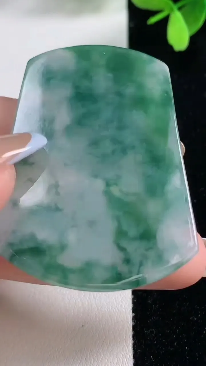 天然A货翡翠冰种飘花龙牌吊坠，尺寸53.5-37.7-4.5，重量:20.27g
11月4日