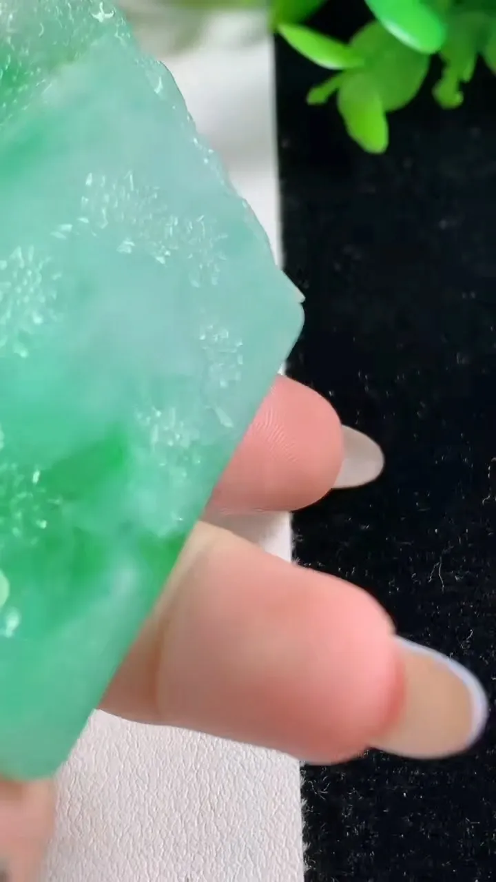 天然A货翡翠山水牌吊坠，尺寸59-44.3-5.3，重量:36.69g
11月4日