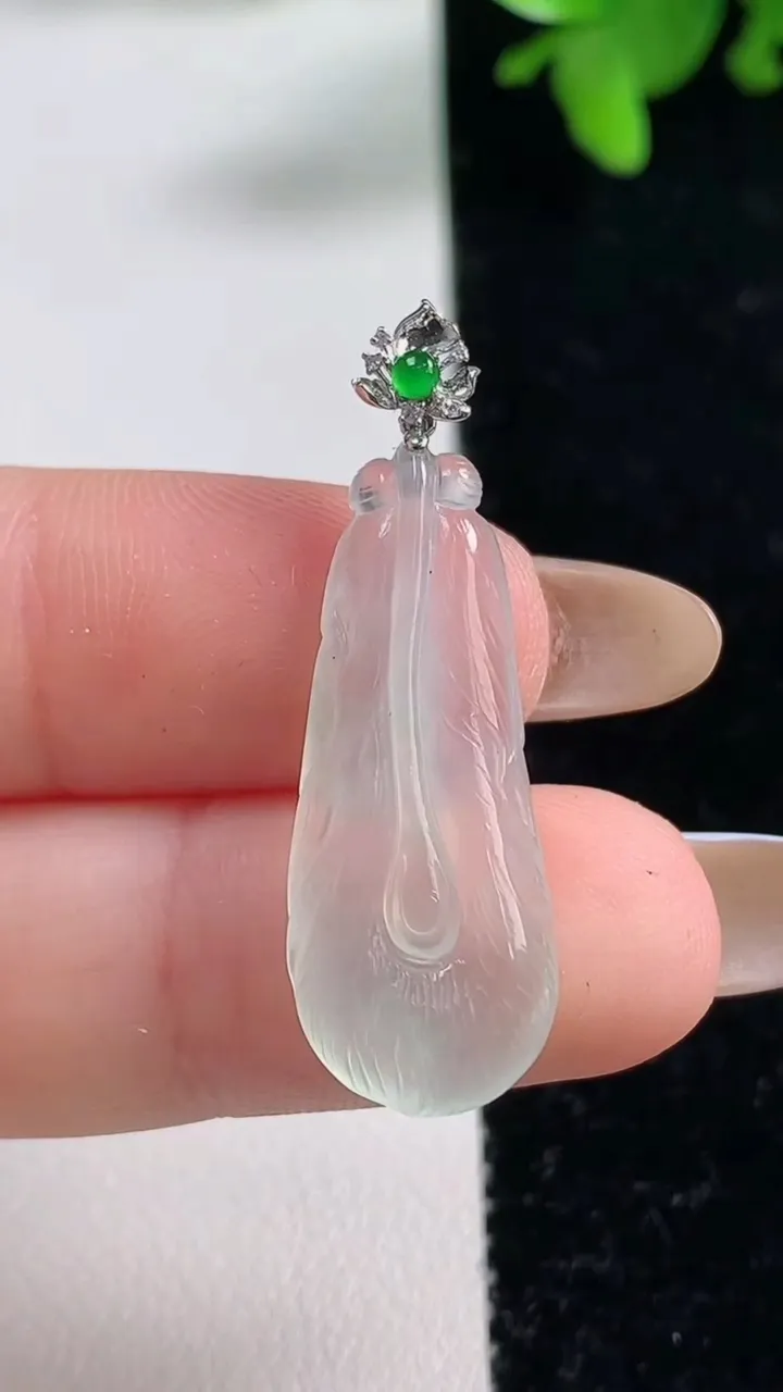 天然A货翡翠羽毛吊坠，尺寸29-11.6-4.4，重量:2.82g
11月4日