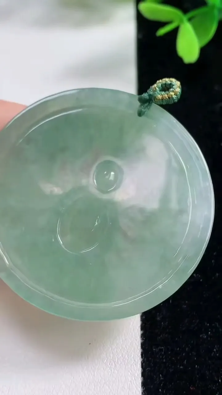 天然A货翡翠千手观音吊坠，尺寸49.1-5.2，重量:23.74g
11月4日