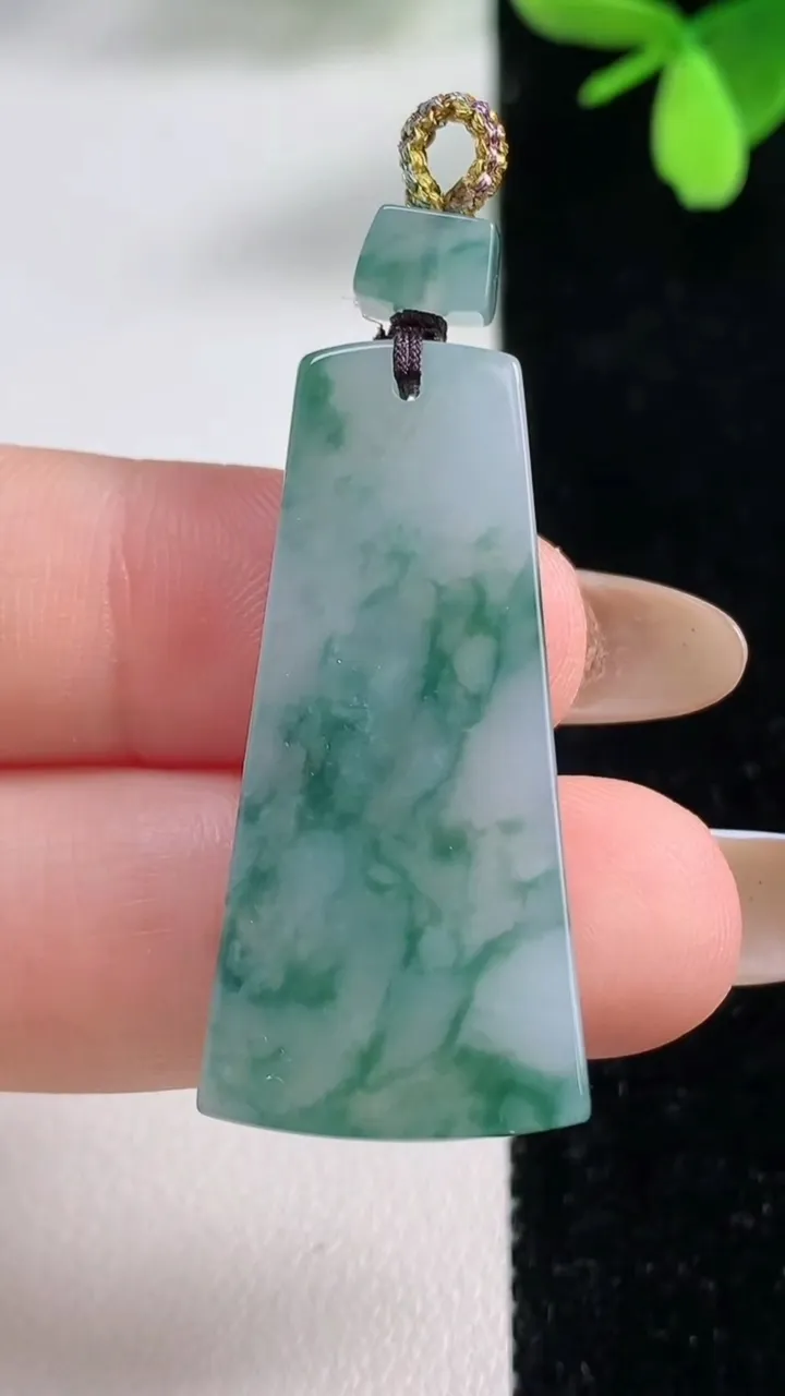 天然A货翡翠冰种飘花无事牌吊坠，尺寸36.5-16-3.8，重量:6.80g
11月4日