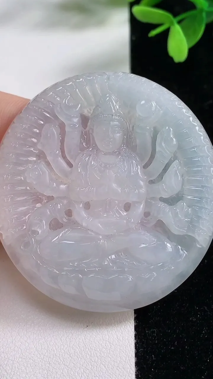 天然A货翡翠千手观音吊坠，尺寸55.4-52.8-5.8，重量:31.11g
11月4日