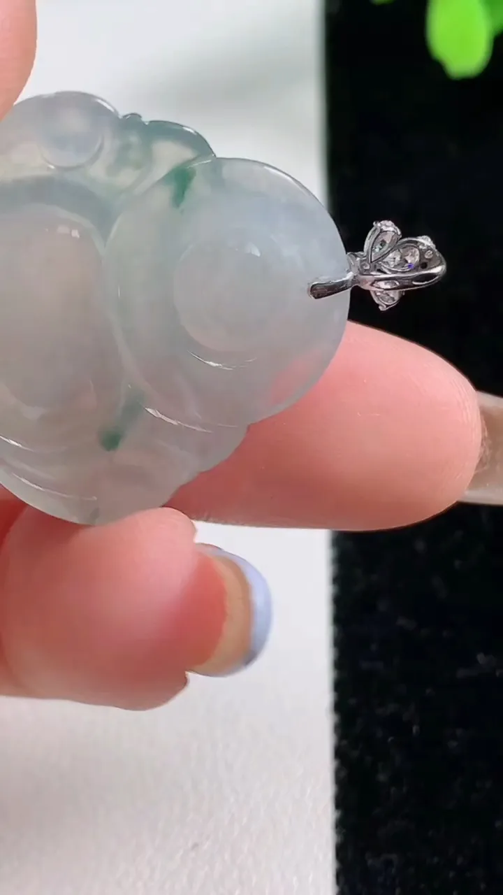 天然A货翡翠种飘花佛公吊坠，尺寸26-28.4-5.9，重量:6.72g
11月4日