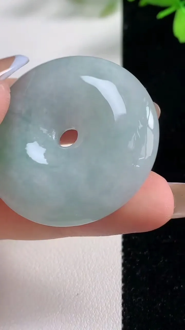 天然A货翡翠平安扣吊坠，尺寸38.2-8.2，重:24.23g
11月4日