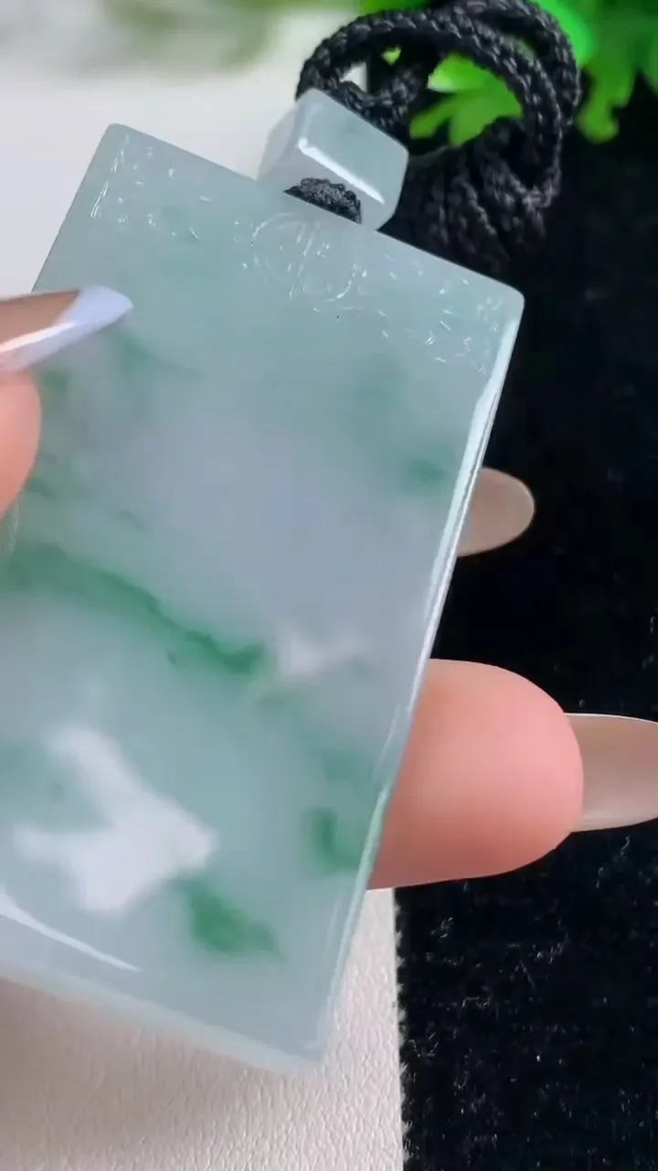 天然A货翡翠冰种飘花仿古无事牌吊坠，尺寸56-30.8-6.5，重量:39.27g
11月4日