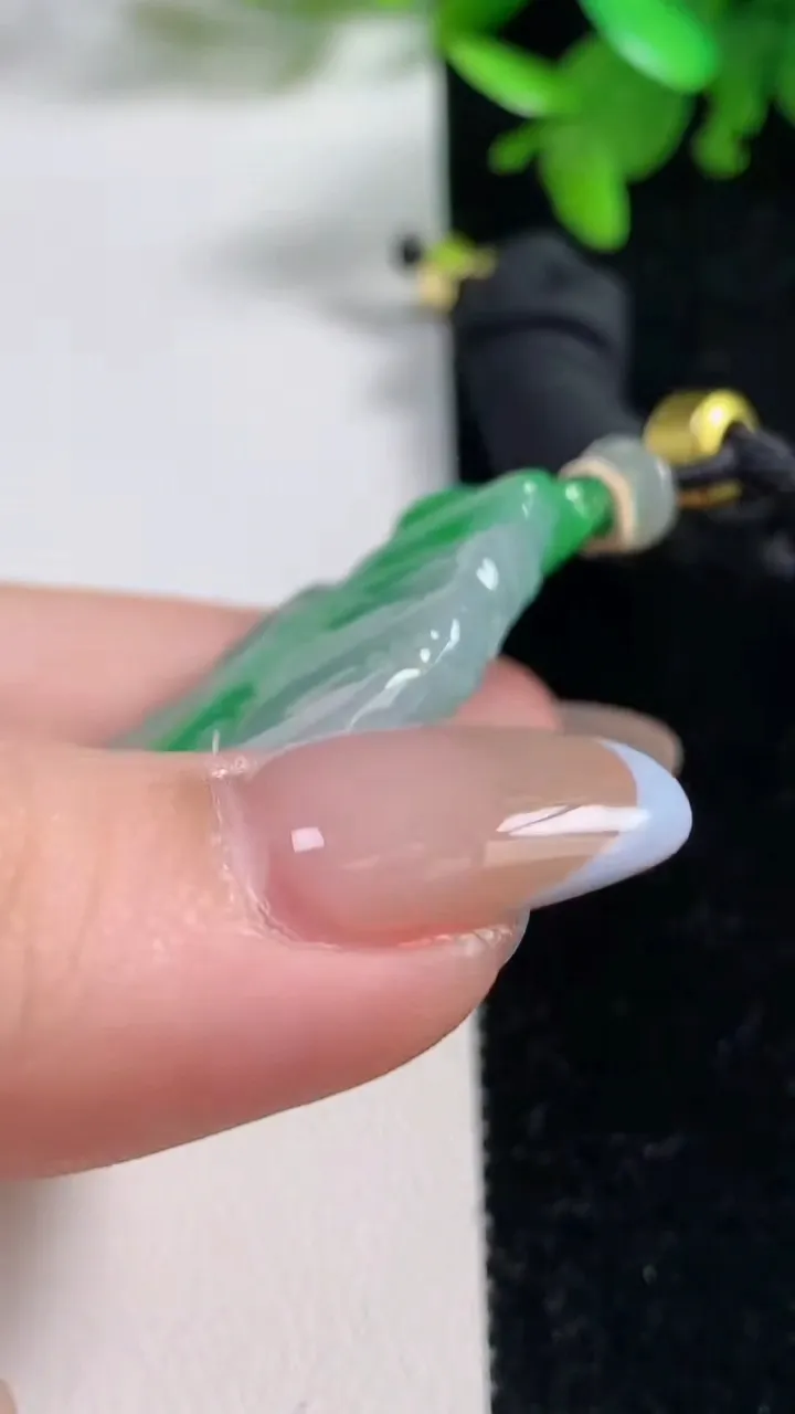 天然A货翡翠无相观音吊坠，尺寸54.6-27.4-5.9，重量:21.76g
11月4日