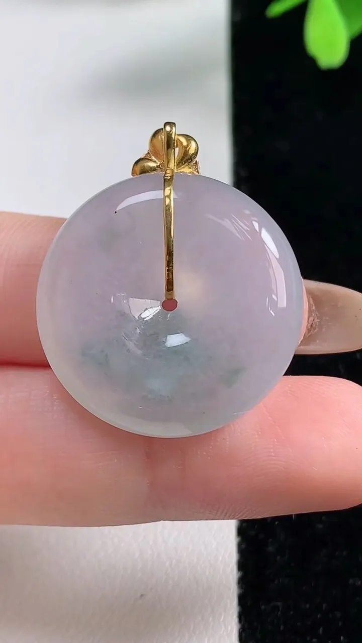 天然A货翡翠种飘花平安扣吊坠，尺寸25.4-6.2，重量:8.89g
11月4日