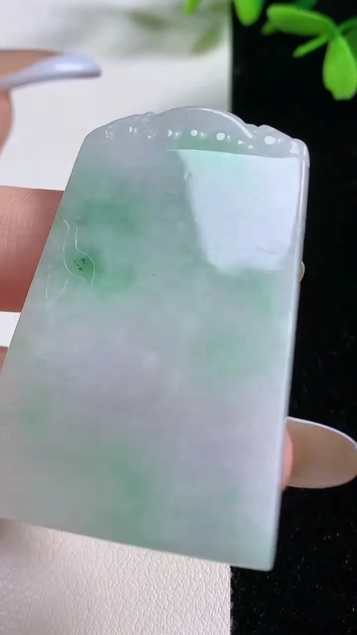 天然A货翡翠无事牌吊坠，尺寸53-35.5-4.5，重:24.29g
11月4日