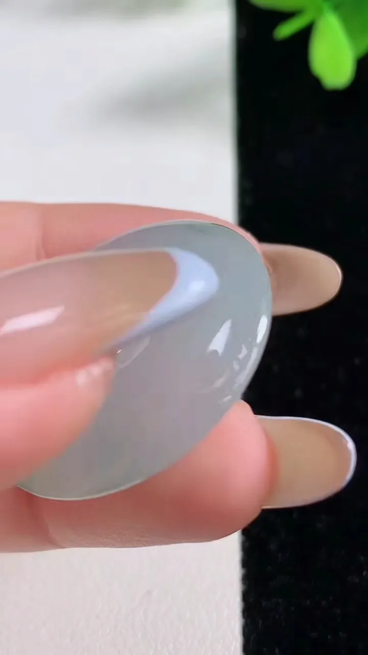 天然A货翡翠冰种飘花平安扣吊坠，尺寸29.5-6，重量:10.90g
11月4日