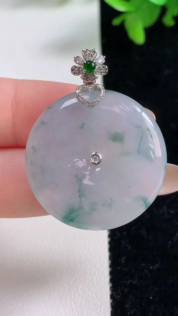 天然A货翡翠种飘花平安扣吊坠，尺寸29.2-5.4，重量:10.84g
11月4日