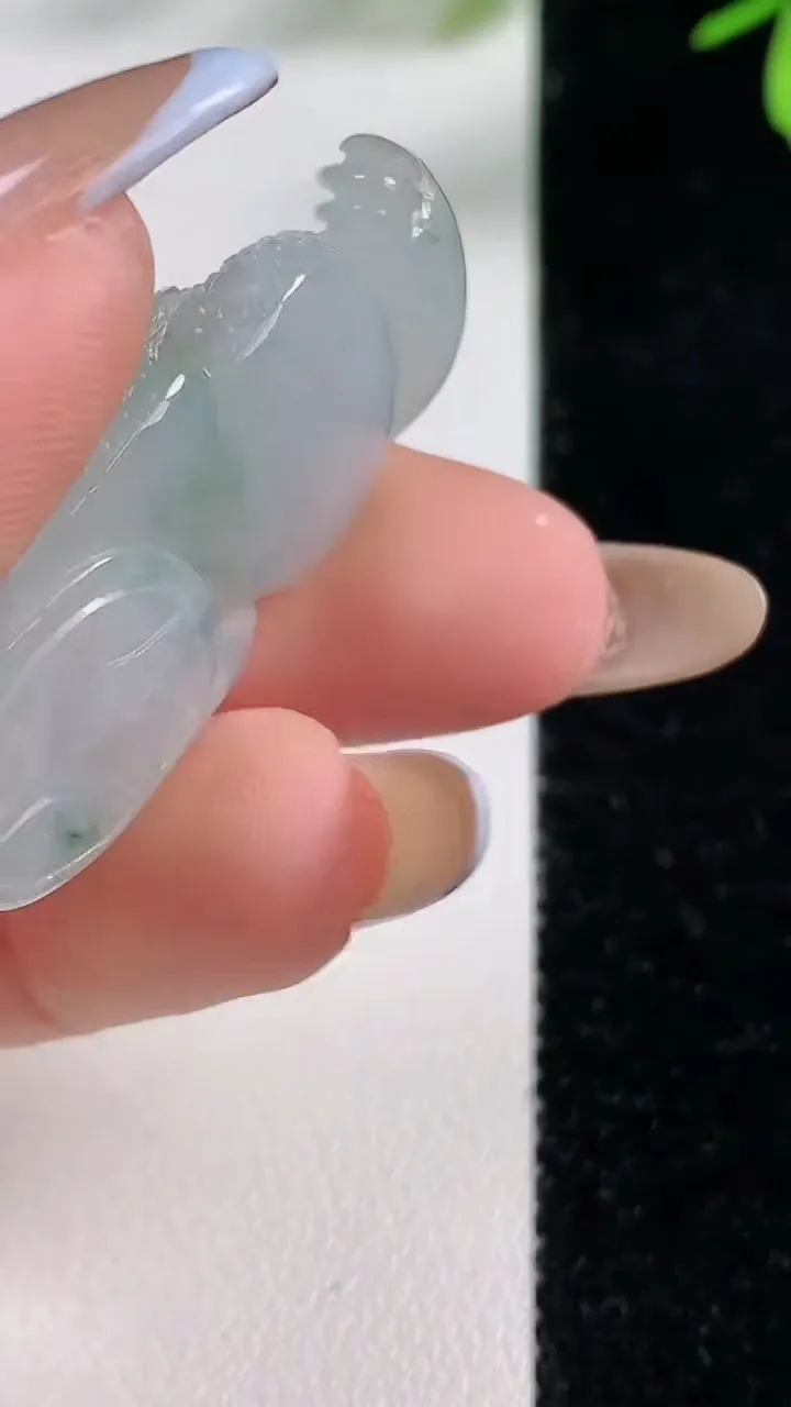 天然A货翡翠飘花金蟾吊坠，尺寸41.2-19.5-10.6，重:14.59g
11月4日