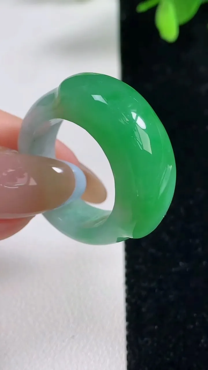 天然A货翡翠马鞍戒指 扳指，尺寸19.7-28-11-7.1，重量:11.77g2025年11月4日
工厂直销收藏佳品,种好水足，色泽均匀，有种有色，上手高大气！