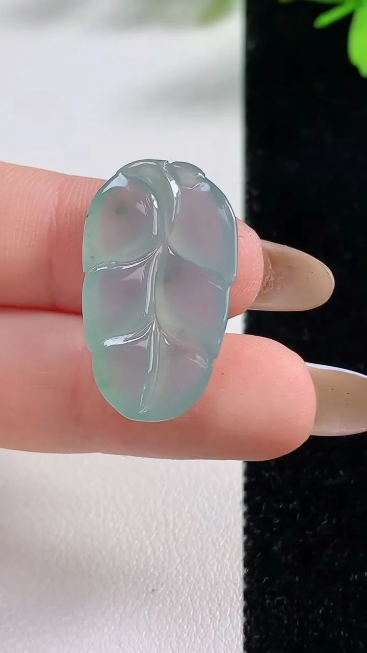 天然A货翡翠金枝玉叶 叶子吊坠，尺寸26-15.7-4，重:3.69g
11月4日