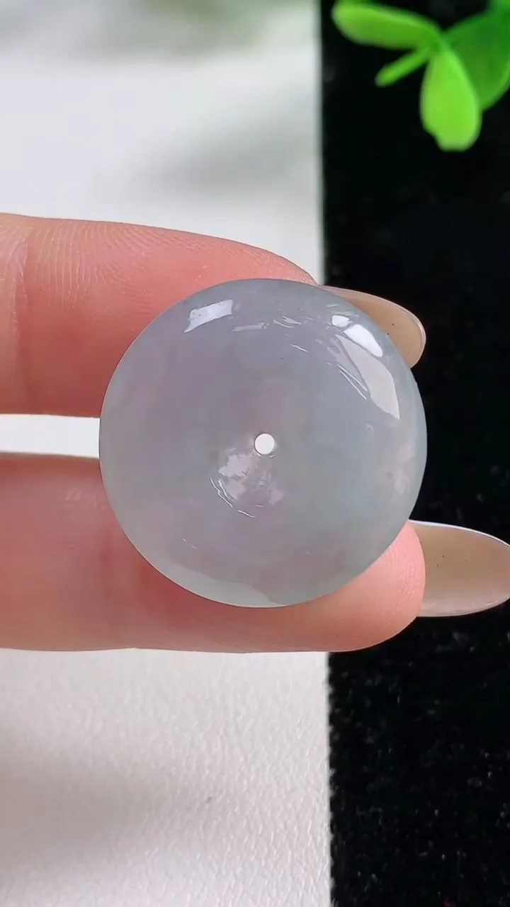 天然A货翡翠平安扣吊坠，尺寸24.3-5.2，重量:6.72g
11月4日