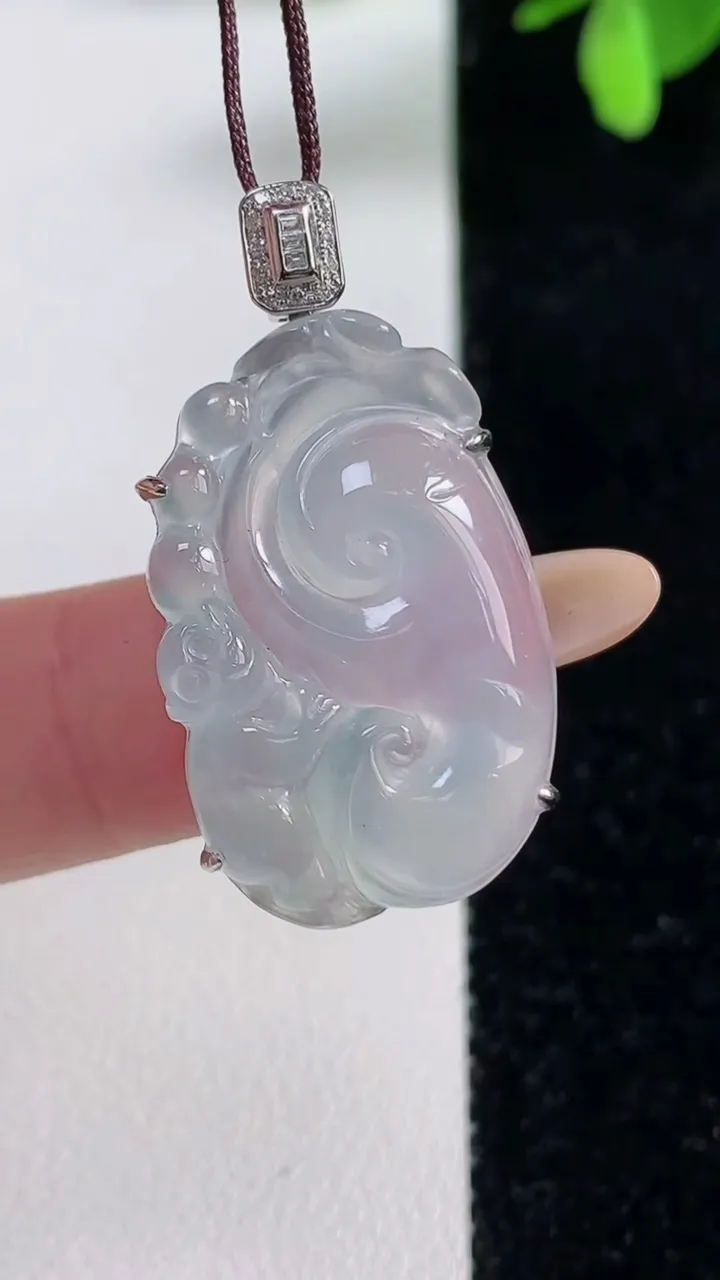 天然A货翡翠种白冰如意吊坠，尺寸27.5-17.4-6.8，重量:5.63g
11月4日