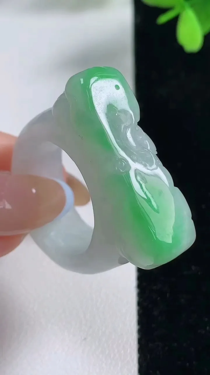 天然A货翡翠荷叶指环扳指，尺寸20.2-33.6-11.6-9.1，重量:21.13g2025年11