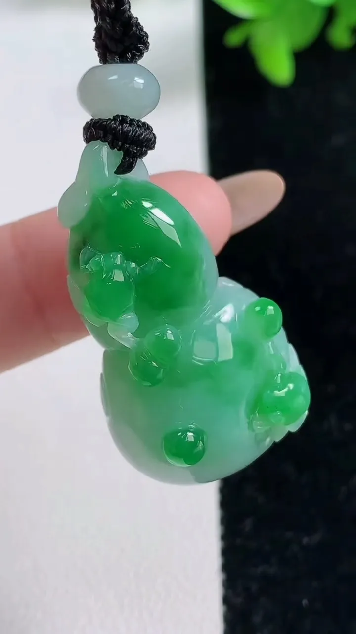 天然A货翡翠葫芦吊坠，尺寸35.3-20.3-12.3，重量:17.92g
11月4日