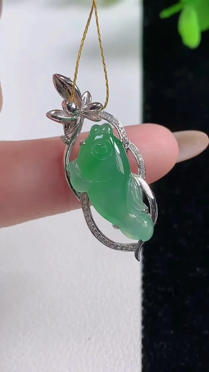 天然A货翡翠年年有余吊坠，尺寸34-13.3-7，裸石19.3-10.9重量:3.37g
11月4日