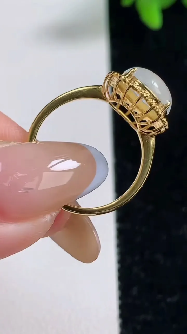 天然A货翡翠种白冰蛋面戒指，尺寸18-9.8-9-7.5，重量:2.40g2025年11月4日
工厂直销收藏佳品,种好水足，色泽均匀，有种有色，上手高大气！