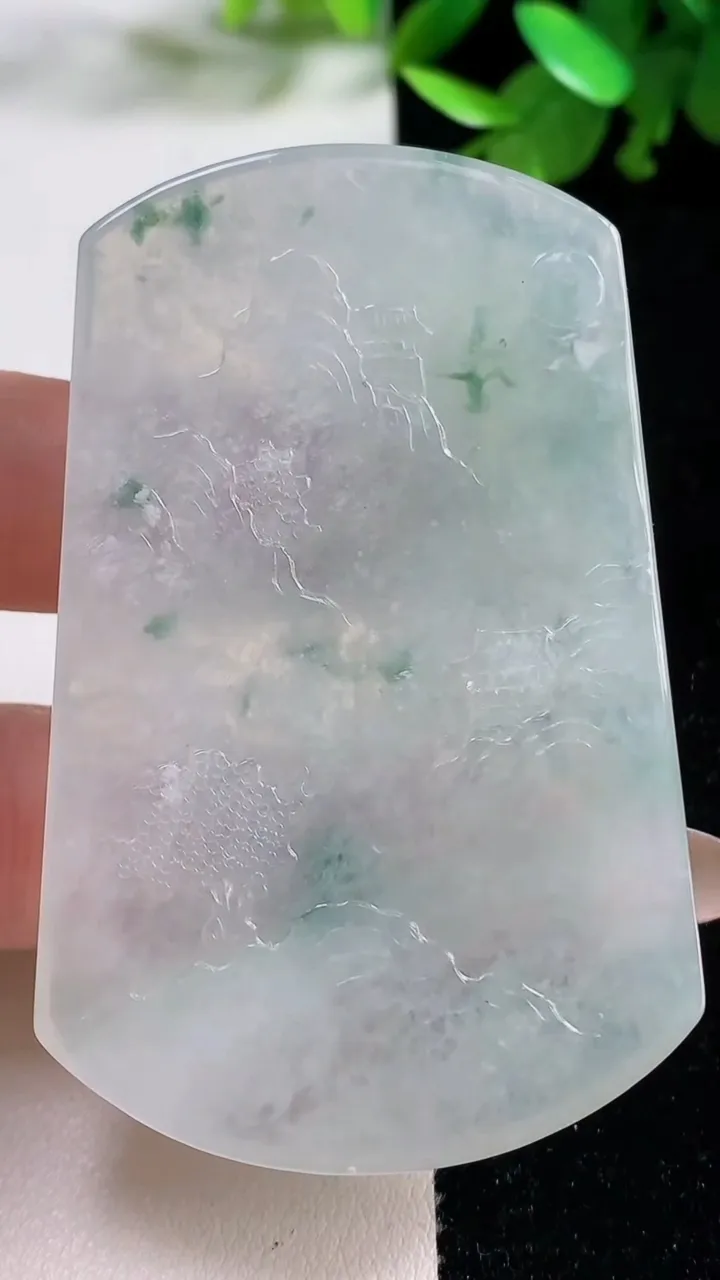 天然A货翡翠牌吊坠，尺寸65-41.2-5.9，重量:39.06g
11月4日