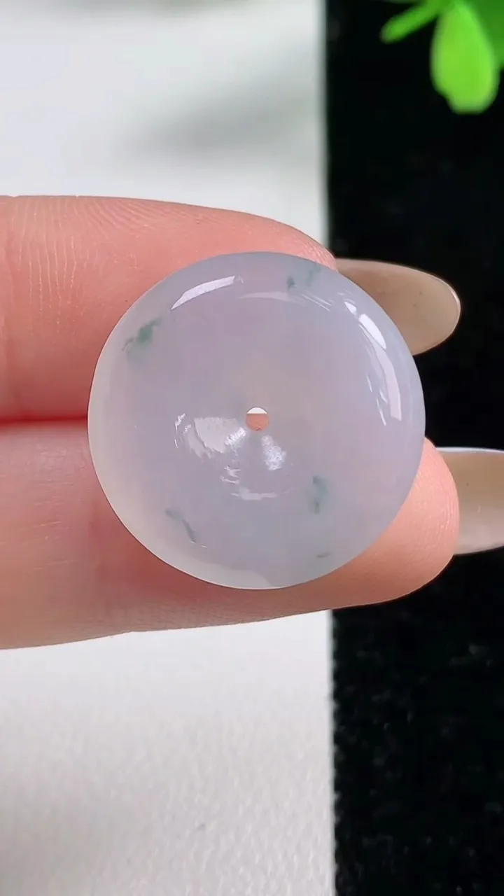 天然A货翡翠冰种飘花平安扣吊坠，尺寸21.6-5.3，重量:5.51g
11月4日