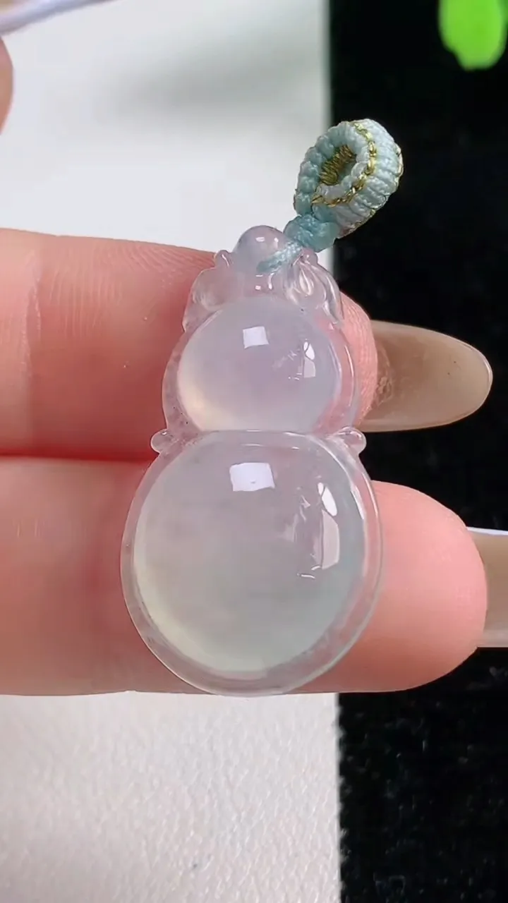 天然A货翡翠葫芦吊坠，尺寸30.4-16.5-5.5，重量:4.10g
11月4日