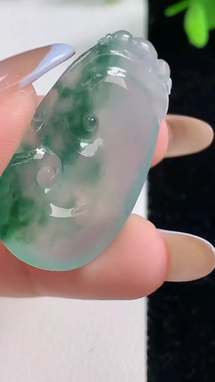 天然A货翡翠种飘花如意吊坠，尺寸36.8-21.3-5.2，重量:8.17g
11月4日