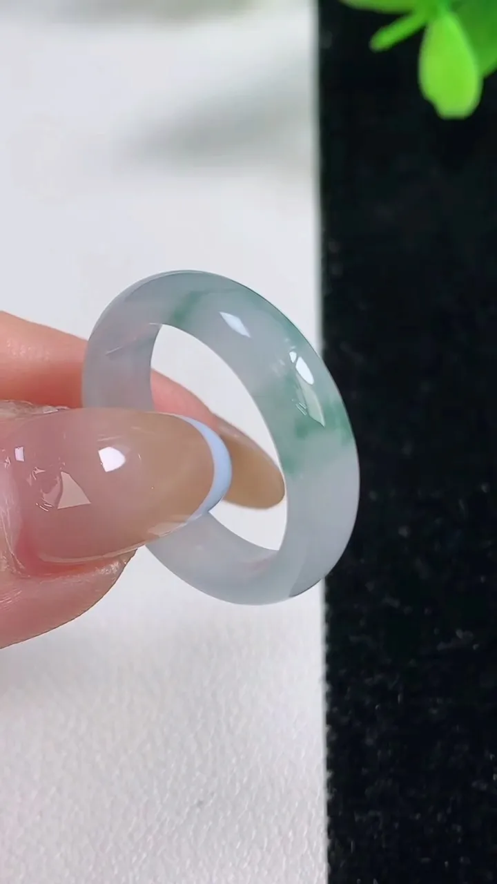 天然A货翡翠冰种飘花指环戒指，尺寸19.5-5.4-2.5，重量:3.00g2025年11月4日
工厂直销收藏佳品,种好水足，色泽均匀，有种有色，上手高大气！