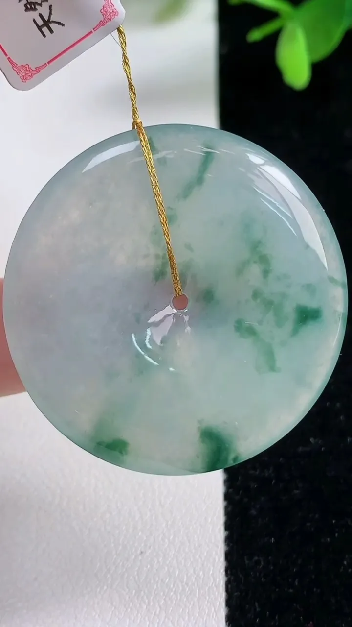 天然A货翡翠冰种飘花平安扣吊坠，尺寸38.9-5.4，重量:18.15g
11月4日