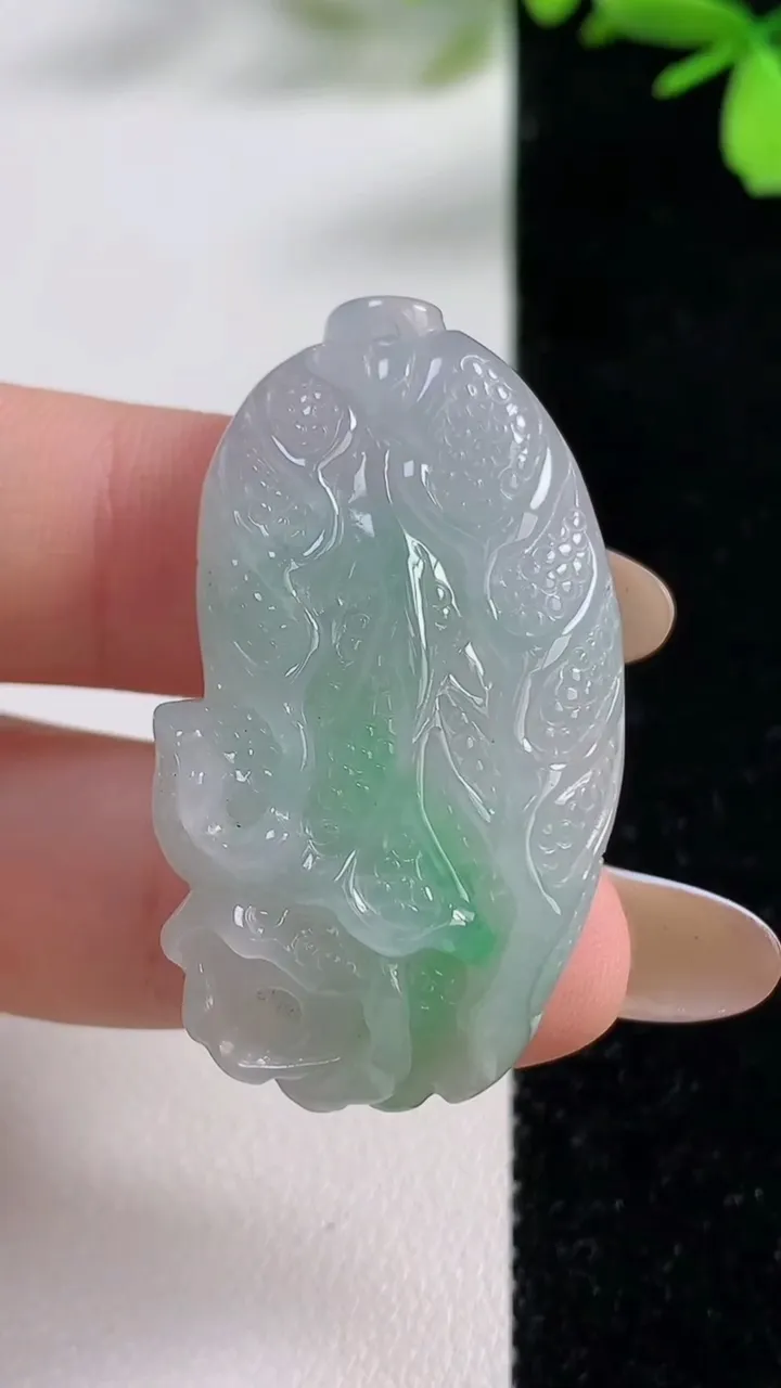 天然A货翡翠白菜吊坠，尺寸41-23-9.5，重:15.14g
11月4日