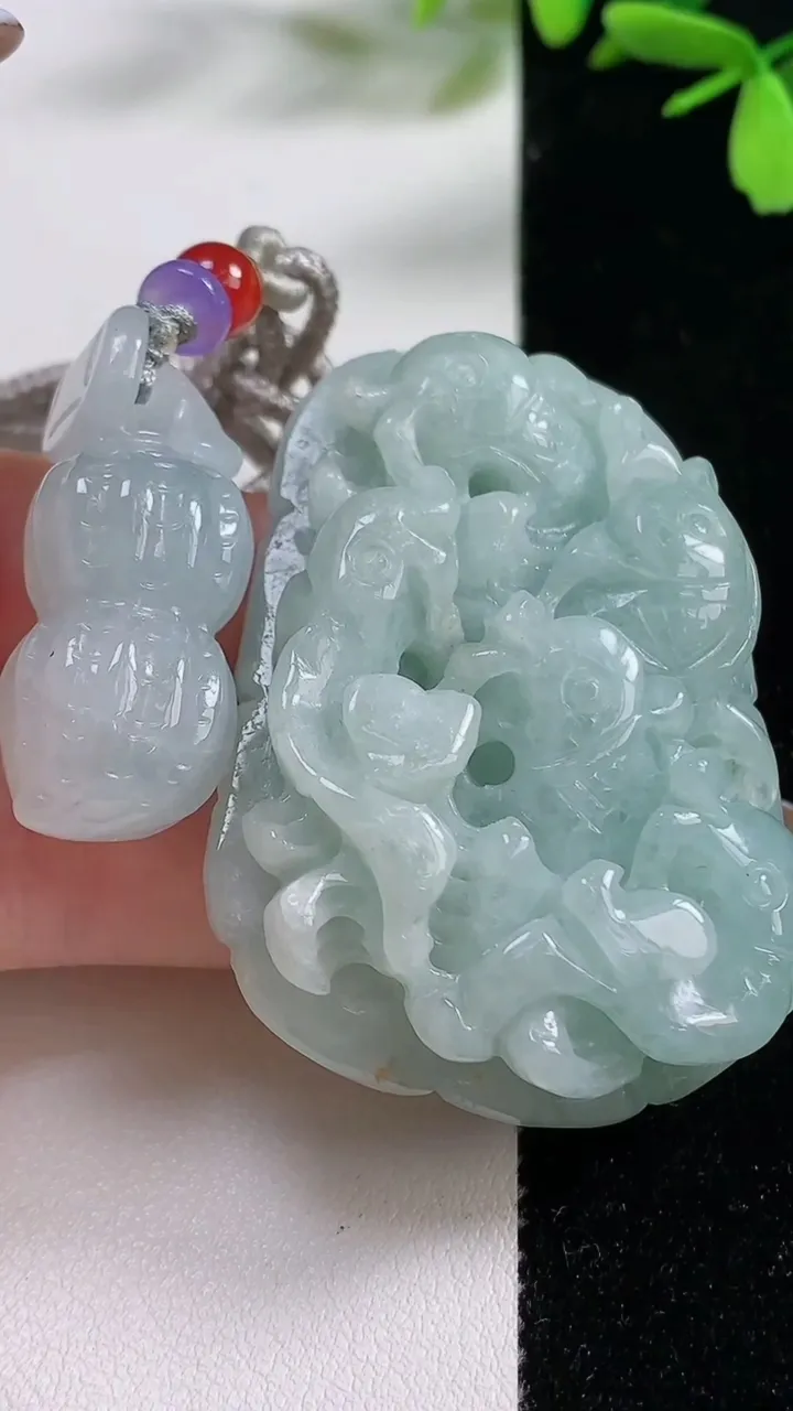 天然A货翡翠年年有余吊坠一对，尺寸52.2-37.5-13.2，重:9.63g
11月4日