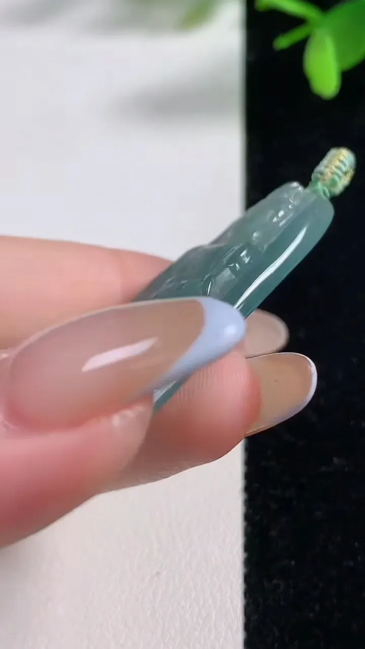 天然A货翡翠观音菩萨吊坠，尺寸56.8-28.2-4.1，重量:15.20g
11月4日