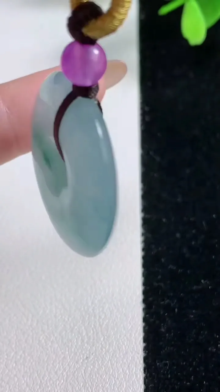 天然A货翡翠冰种飘花平安扣吊坠，尺寸29.8-6.5，重量:14.86g
11月4日