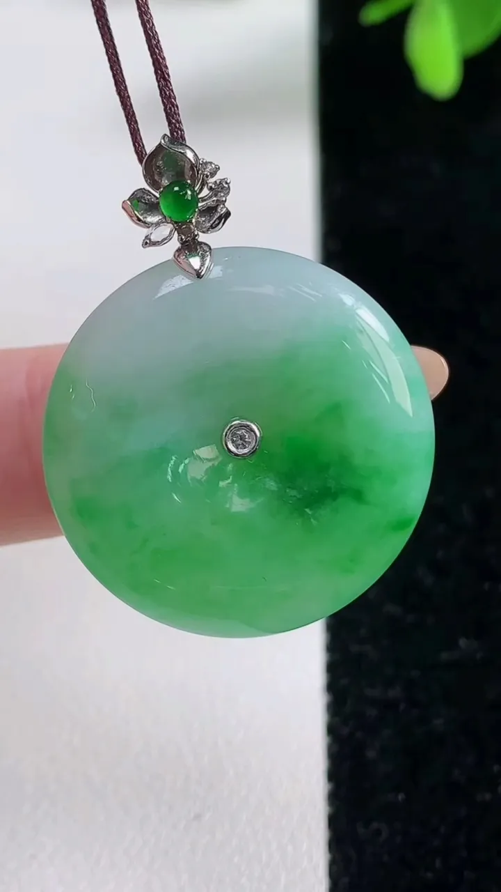 天然A货翡翠平安扣吊坠，尺寸25.6-5.3，重量:7.47g
11月4日