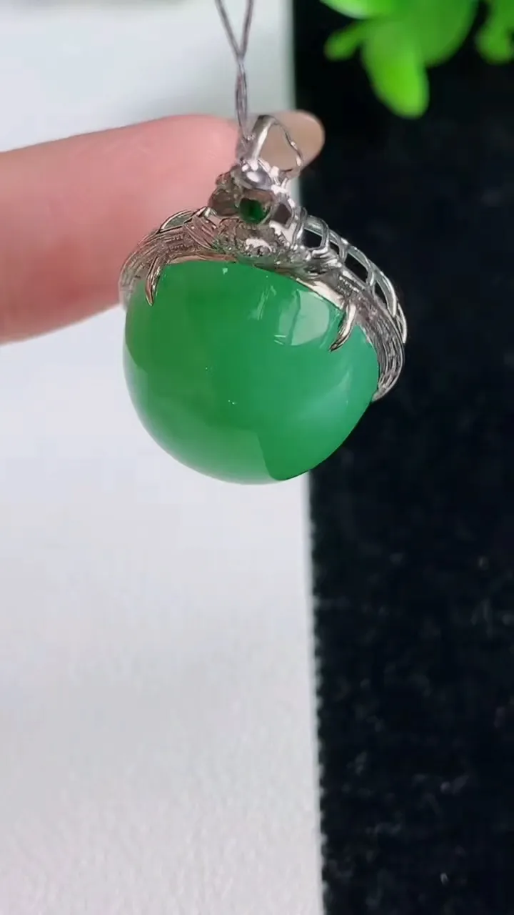 天然A货翡翠蛋面吊坠，尺寸29-18.7-13.4，裸石17.6-17重量:7.52g
11月4日