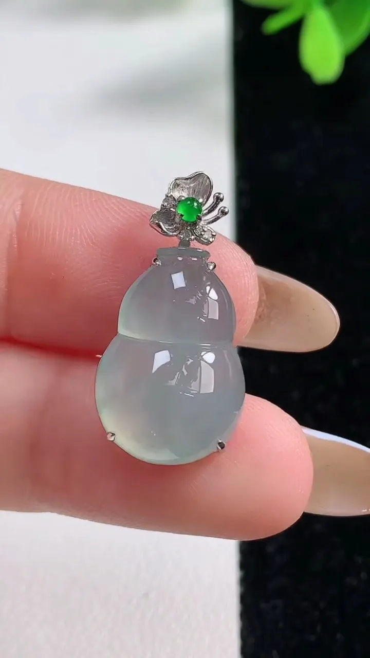 天然A货翡翠种飘花葫芦吊坠，尺寸19-13-6.5，重量:3.19g
11月4日