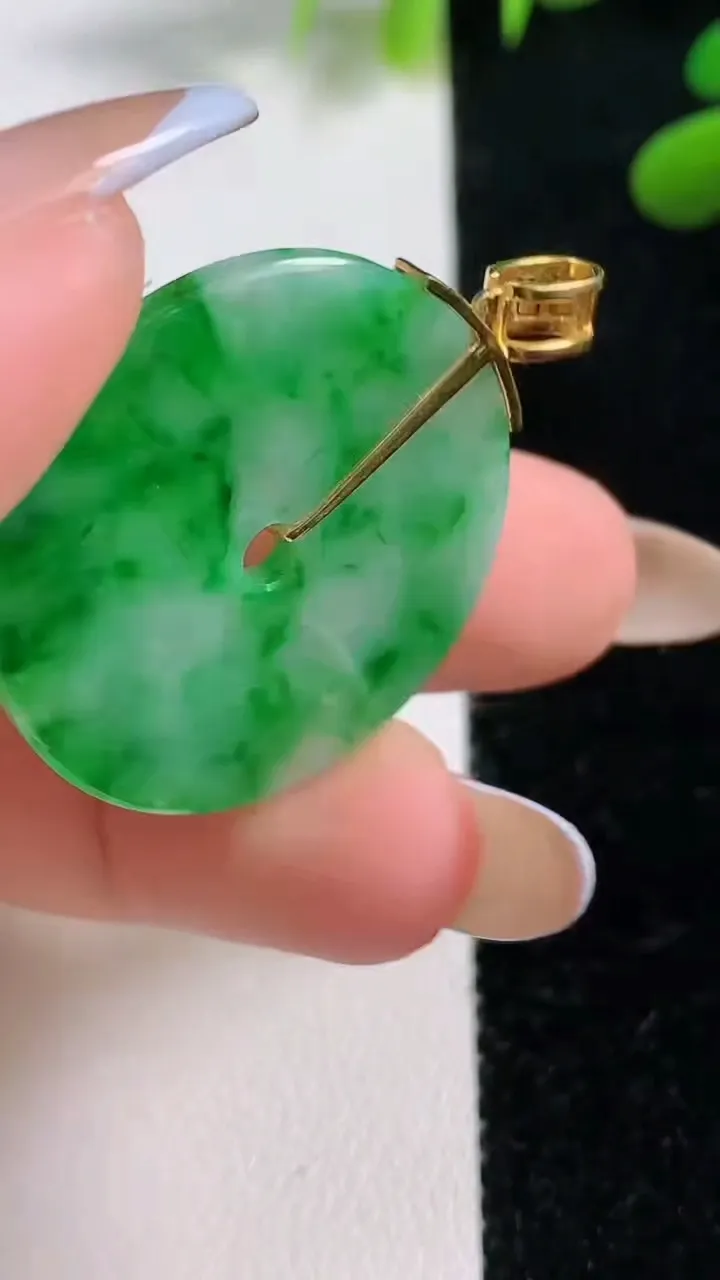 天然A货翡翠平安扣吊坠，尺寸28.8-2，重:5.63g
11月4日