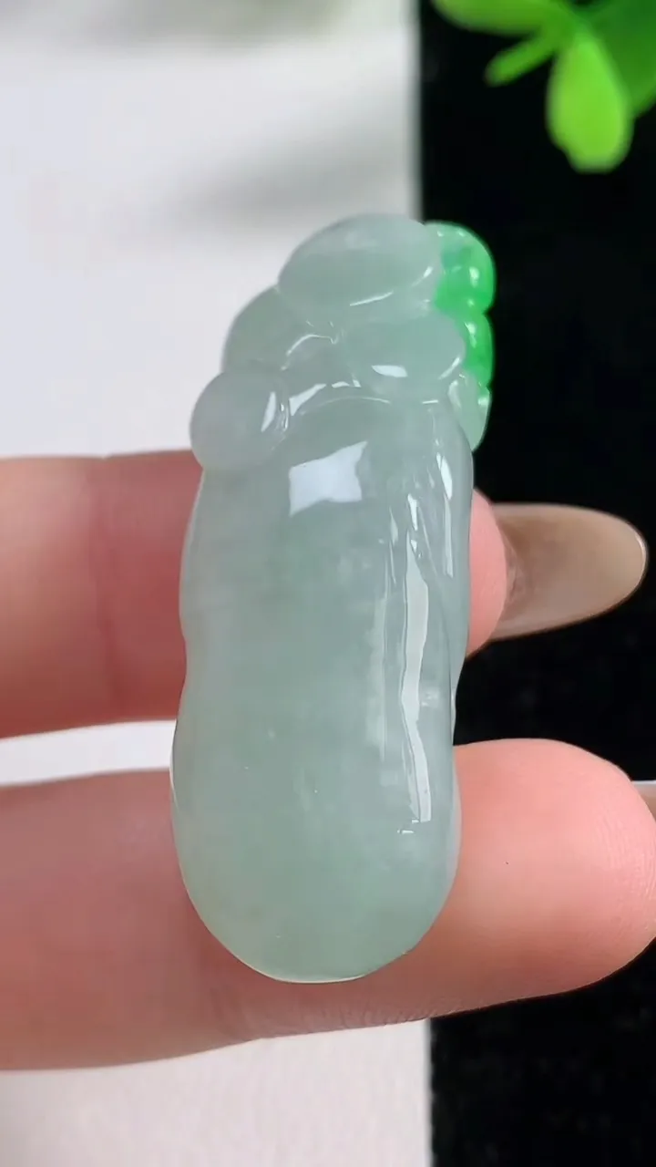 天然A货翡翠财神爷吊坠，尺寸43-15-9.3，重量:11.90g
11月4日