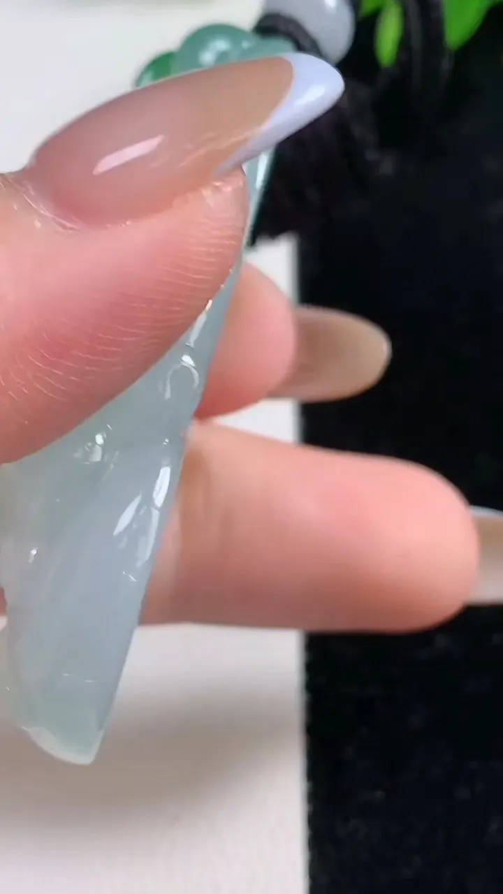 天然A货翡翠逍遥佛吊坠，尺寸58.8-23-11.7，重量:32.36g
11月4日