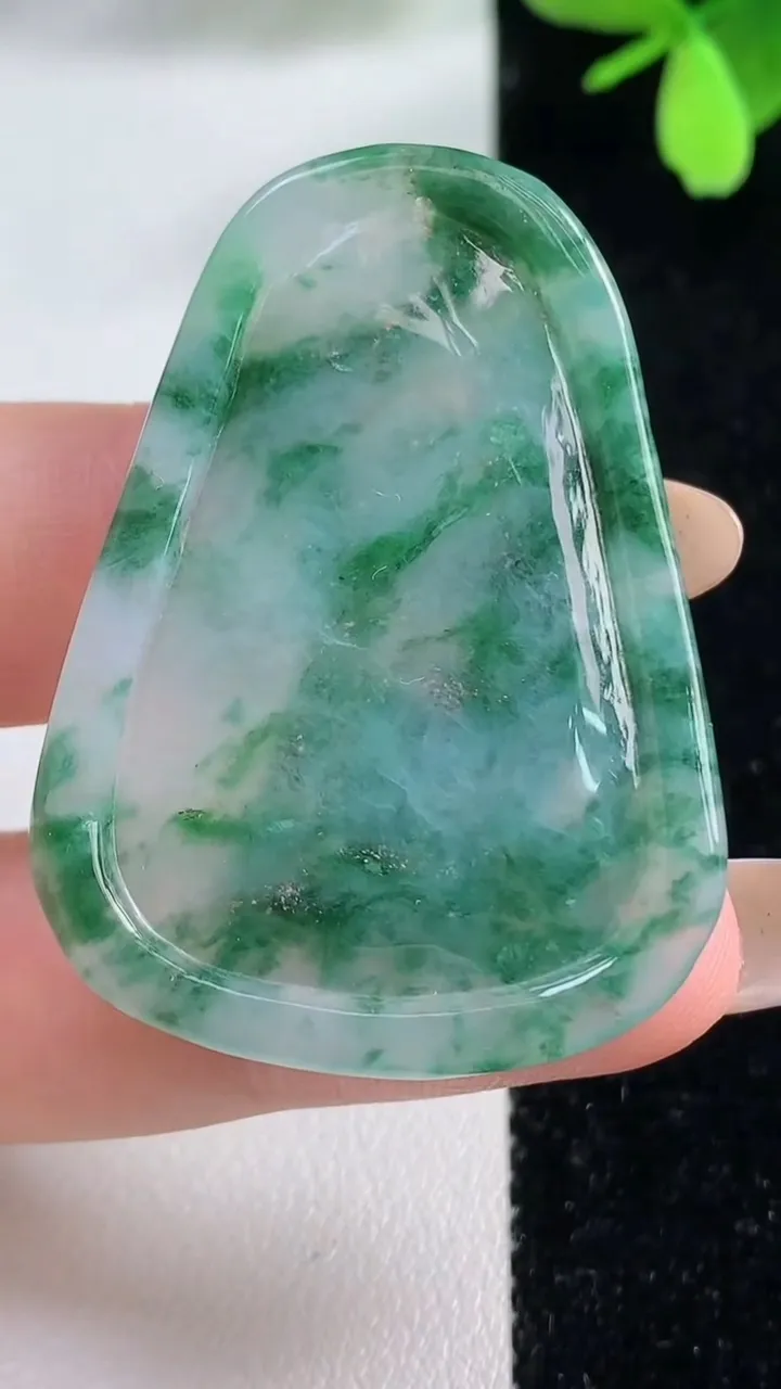 天然A货翡翠飘花生肖马吊坠，尺寸43.6-32.2-4.9，重量:12.01g
11月4日