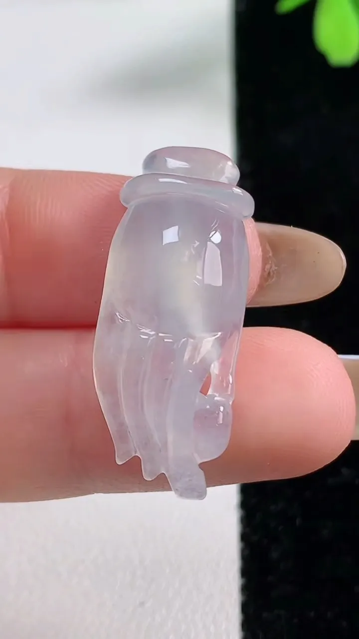 天然A货翡翠掌上明珠吊坠，尺寸29.2-12-6.5，重量:3.59g
11月4日