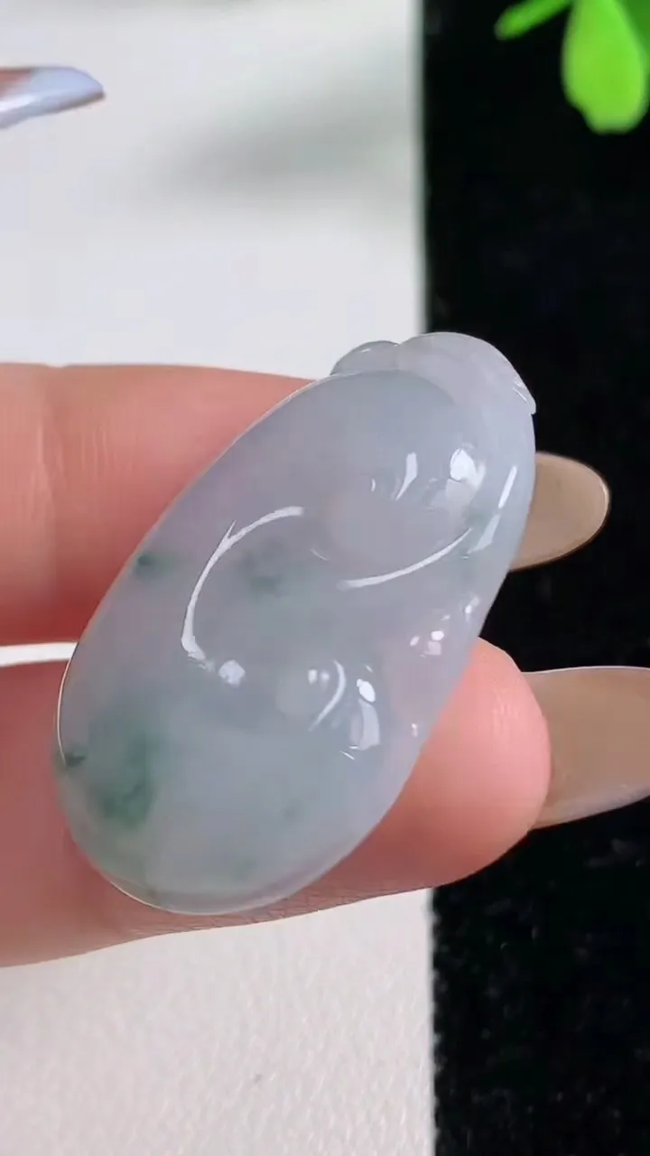 天然A货翡翠冰种飘花如意吊坠，尺寸33.3-20-5.3，重量:6.81g
11月4日