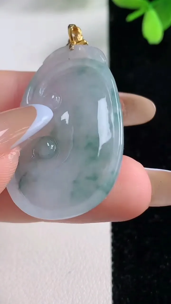 天然A货翡翠种飘花如意吊坠，尺寸38-24-5.7，重量:9.64g
11月4日