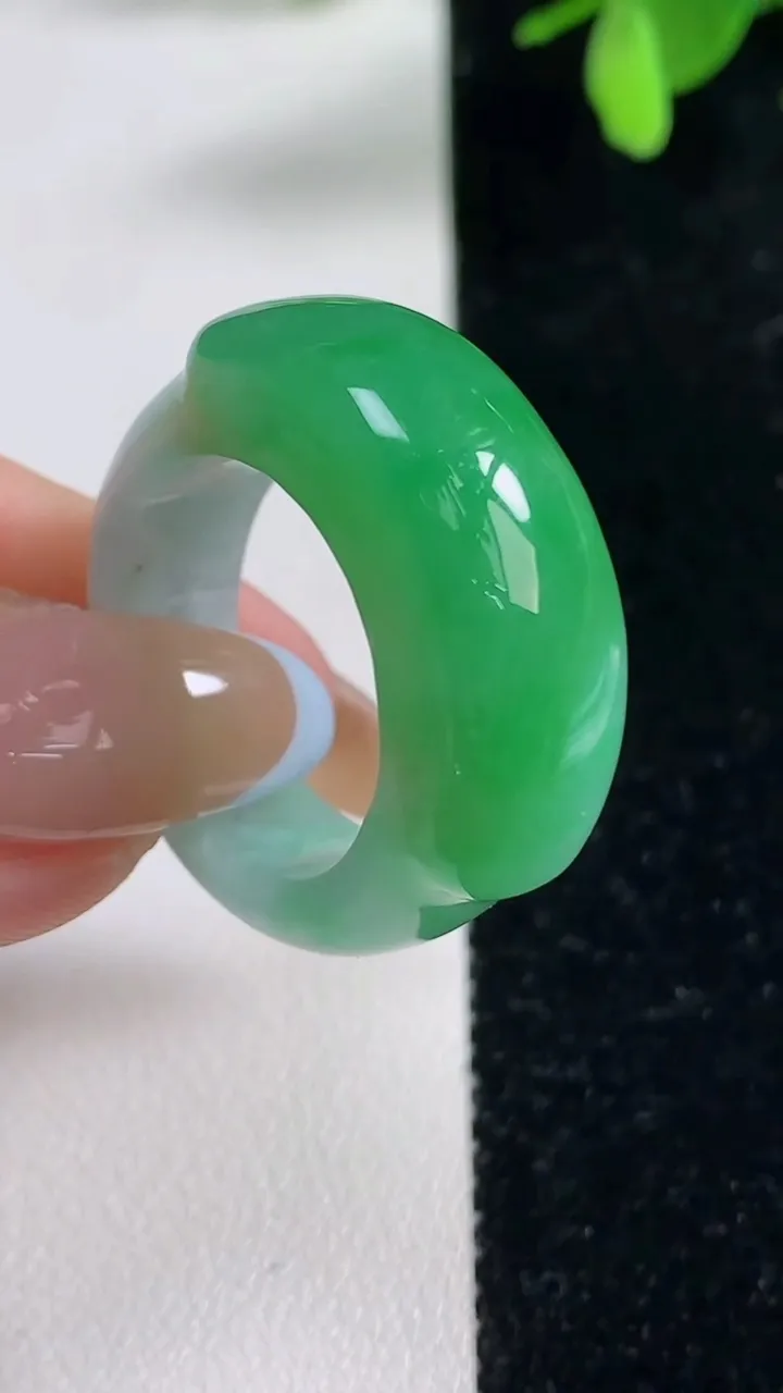 天然A货翡翠马鞍戒指 扳指，尺寸19.7-28-11-7.1，重量:11.77g2025年11月4日
工厂直销收藏佳品,种好水足，色泽均匀，有种有色，上手高大气！