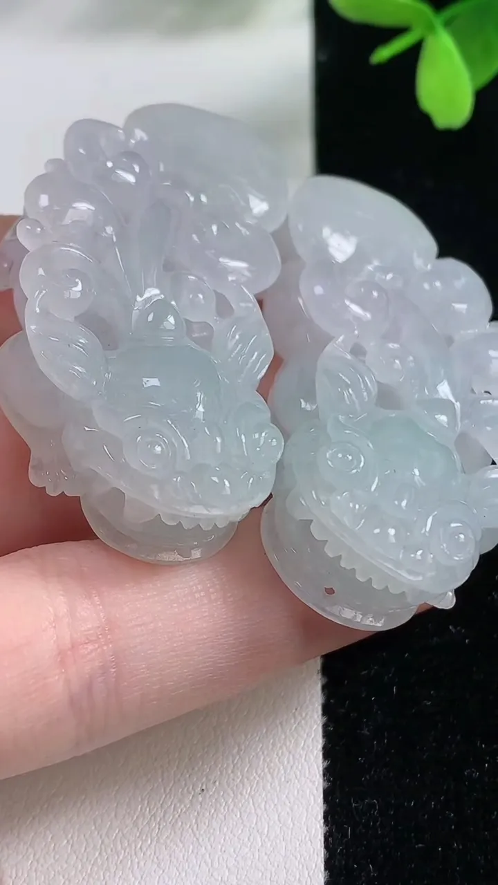 天然A货翡翠貔貅吊坠一对，尺寸45.4-23-10.9，重量:50.69g
11月4日