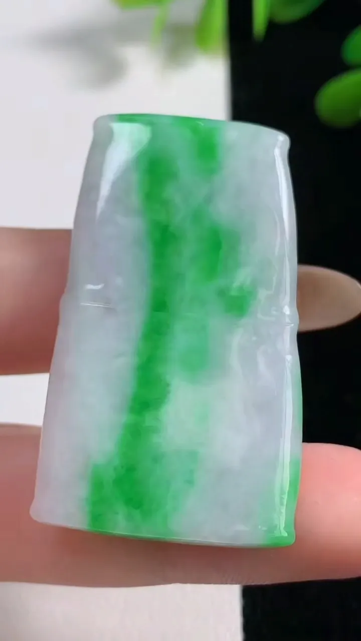 天然A货翡翠节节高升 竹节吊坠，尺寸44-25-5.5，重:16.19g
11月4日