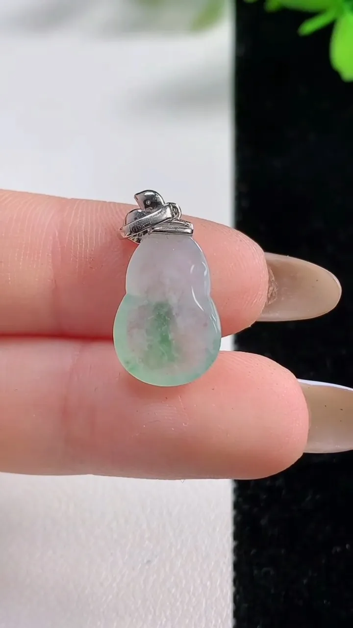 天然A货翡翠葫芦吊坠，尺寸16.2-10.7-4，重:1.76g
11月4日